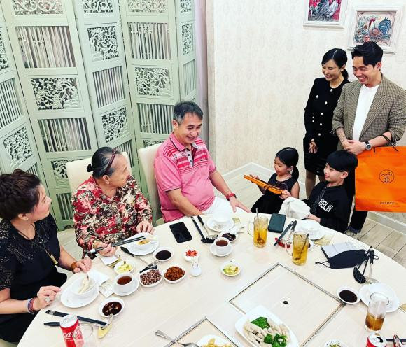 Đây có thể nói là lần hiếm hoi con của vợ cả xuất hiện đầy đủ trong bữa tiệc gia đình.
