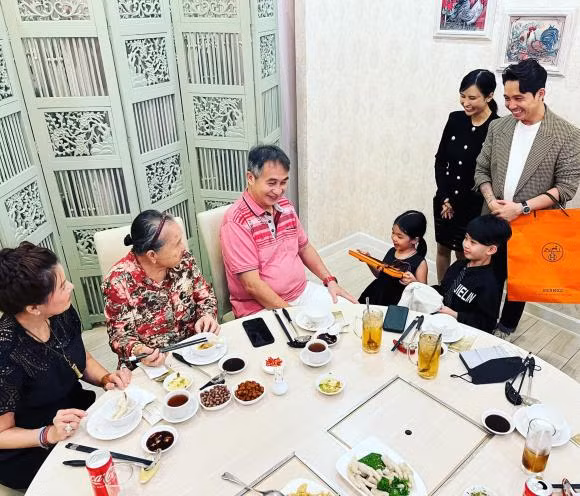 Đây có thể nói là lần hiếm hoi con của vợ cả xuất hiện đầy đủ trong bữa tiệc gia đình.