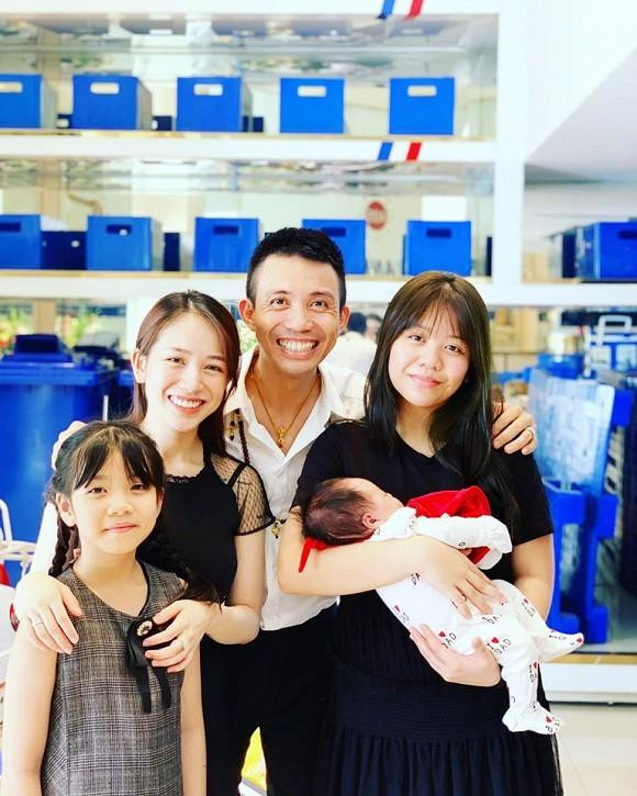 Nhưng qua hình ảnh mới nhất có thể thấy mối quan hệ "dì ghẻ con chồng" giữa Mina Phạm và các con riêng của đại gia Minh Nhựa không căng thẳng như lời đồn.