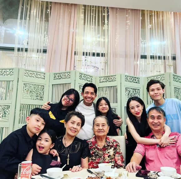 Trong khung hình có đẩy đủ cả ba con gái của vợ đầu Minh Nhựa là Joyce Phạm, Susie và Suri.