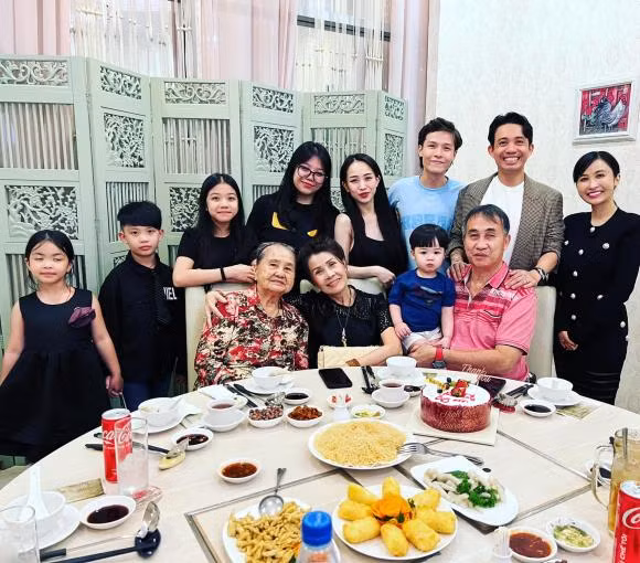 Điều đặc biệt trong những hình ảnh chụp kỷ niệm là vợ hai Minh Nhựa và các con cũng có mặt.