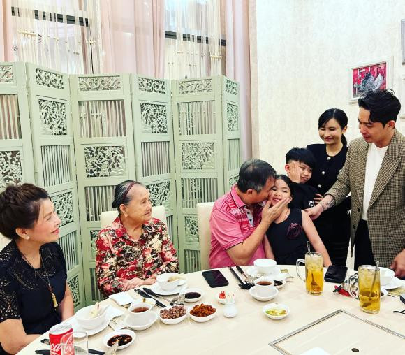 Cả gia đình chụp ảnh vui vẻ trong tiệc sinh nhật dù trước đó Mina Phạm và con riêng của chồng từng vướng tin đồn bất hòa.