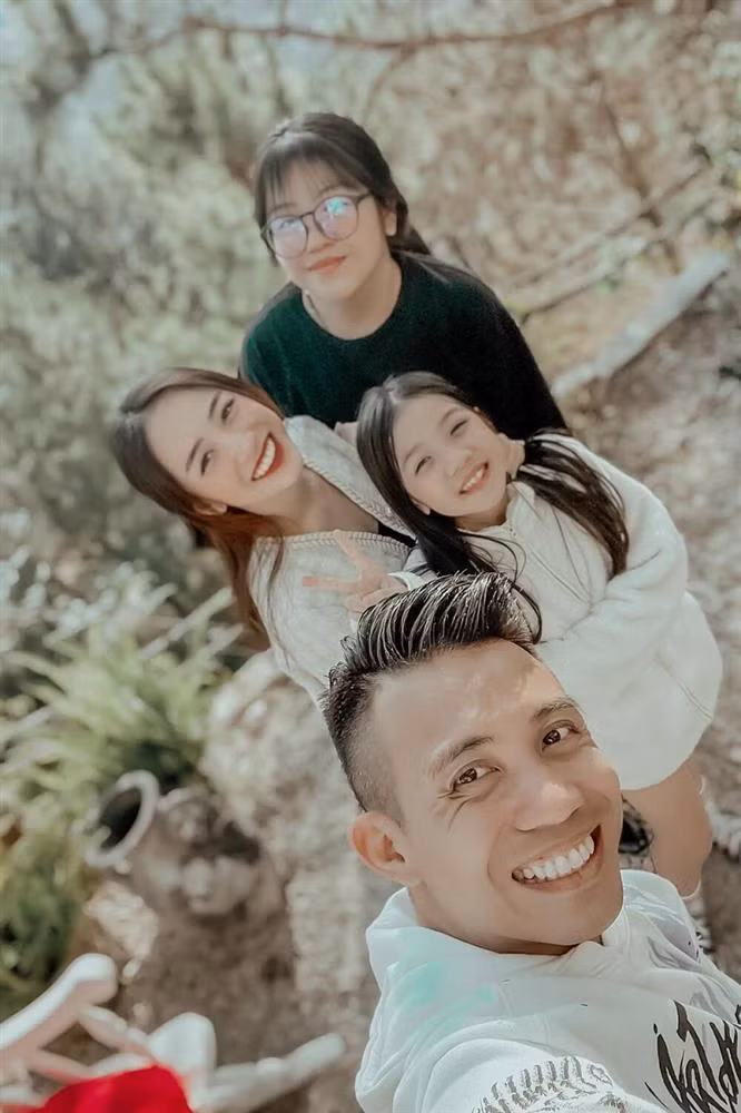 Không những vậy, vợ hai của đại gia Minh Nhựa và con gái cũng hạn chế nhắc đến nhau hay chụp chung.