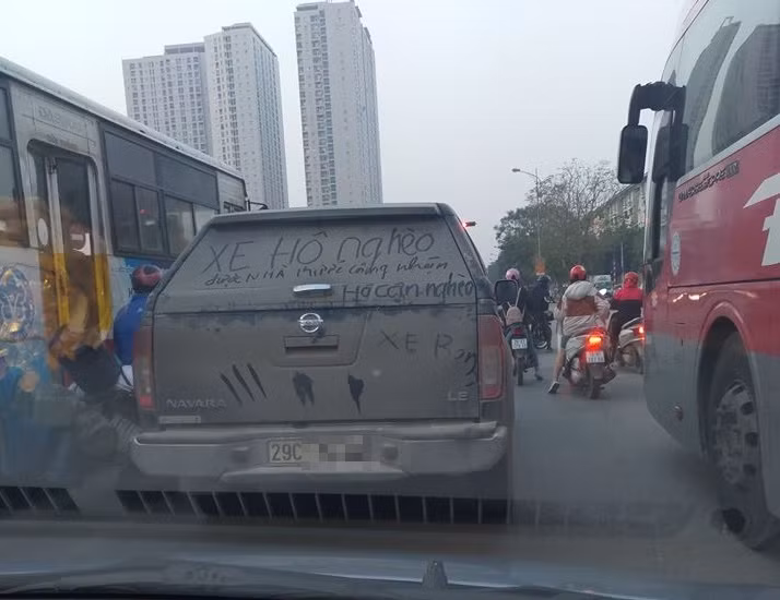 Những hình ảnh vẽ lên những chiếc xe ô tô bụi bẩn trước đây đã được nhiều người chụp lại và chia sẻ lên mạng xã hội.