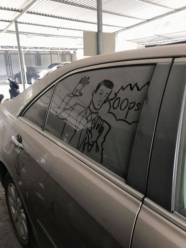 Thông điệp mang ý nghĩa "đừng đụng vào em" cũng được vẽ lên xe.