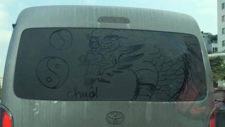 Cũng là nghệ thuật trang trí nhưng sao ảnh trên và ảnh dưới lạ quá.