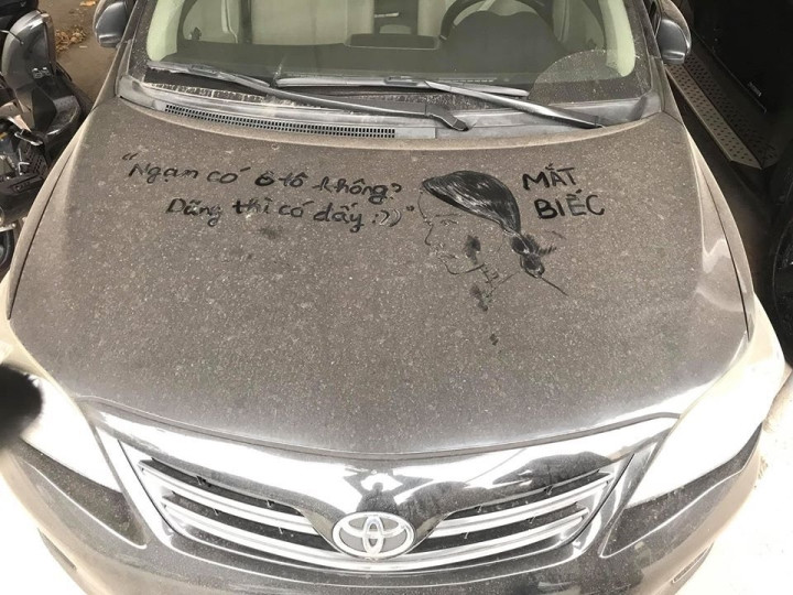 Tác phẩm Mắt biếc cũng được vẽ lên đầu xe ô tô bám bụi.