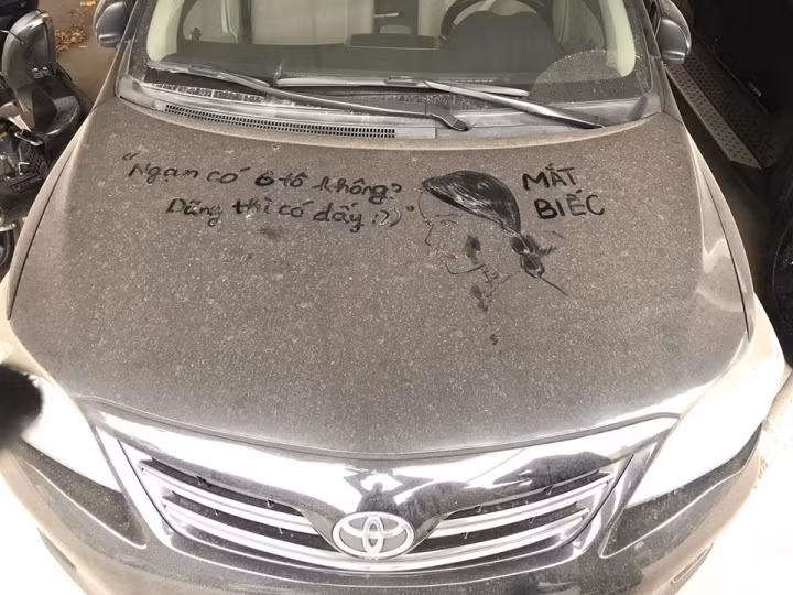 Tác phẩm Mắt biếc cũng được vẽ lên đầu xe ô tô bám bụi.