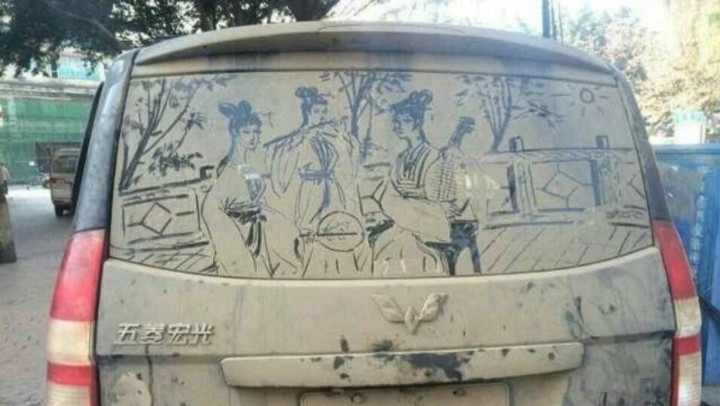Một bức tranh trên xe ô tô bị bẩn ở Trung Quốc.