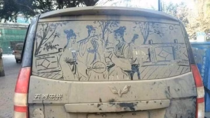 Một bức tranh trên xe ô tô bị bẩn ở Trung Quốc.