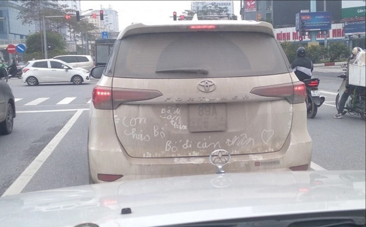 Mới đây, cư dân mạng rần rần chia sẻ hình ảnh một chiếc xe ô tô phủ bụi kín đuôi xe với những lời bình luận rất dễ thương. Bởi vì ngoài việc nhìn thấy một chiếc xe ô tô màu trắng bị bụi bẩn, bạn dễ thấy dòng chữ: "Con chào bố. Bố đi cẩn thận".