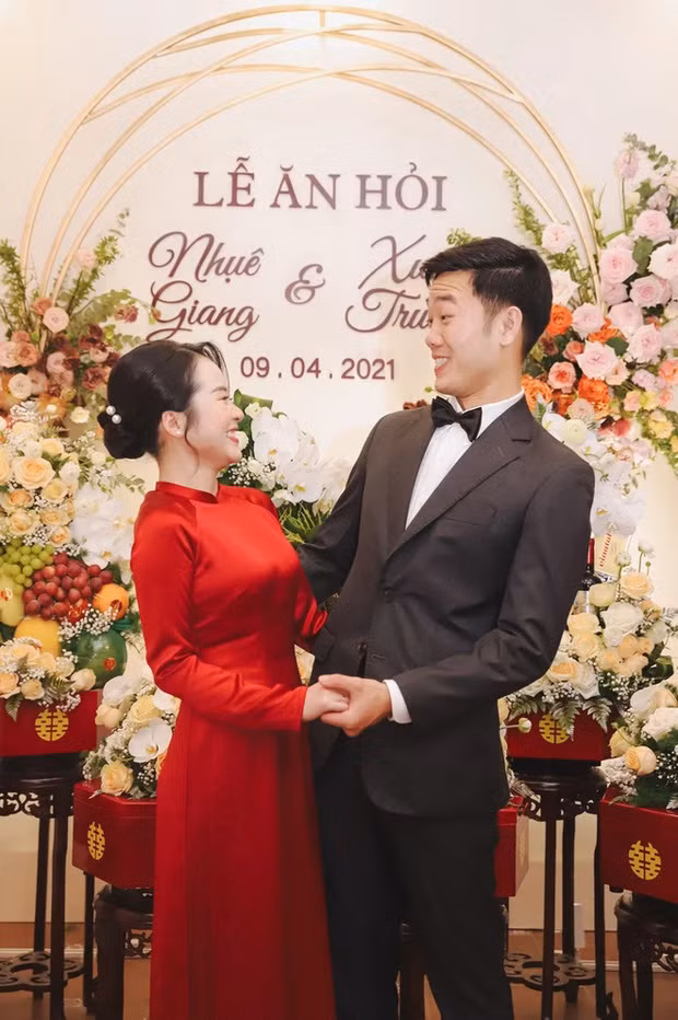 Ở phần bình luận, bạn bè, người thân và cư dân mạng đã để lại rất nhiều bình luận chúc mừng cặp đôi trẻ.