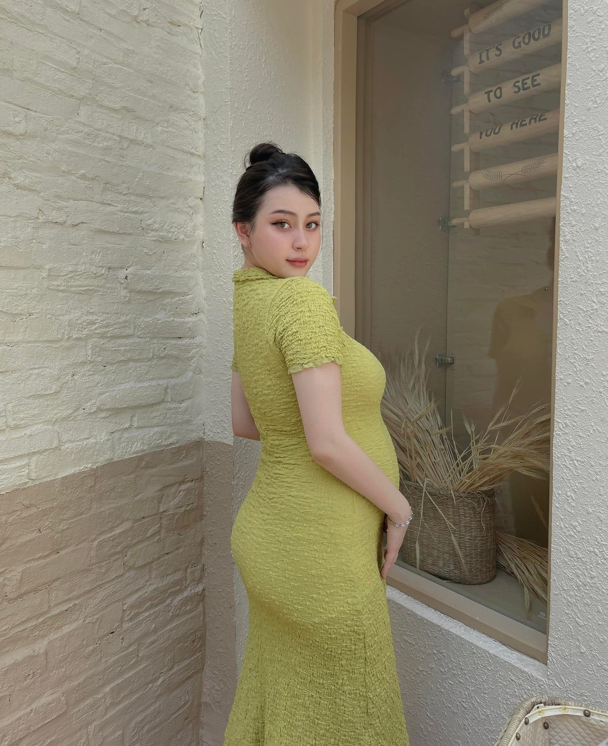 Trước đó, nàng hot girl này chưa từng công khai danh tính bạn trai. Việc Sunna bất ngờ công khai sắp làm mẹ khiến netizen đặt dấu hỏi lớn về danh tính của bố đứa trẻ.