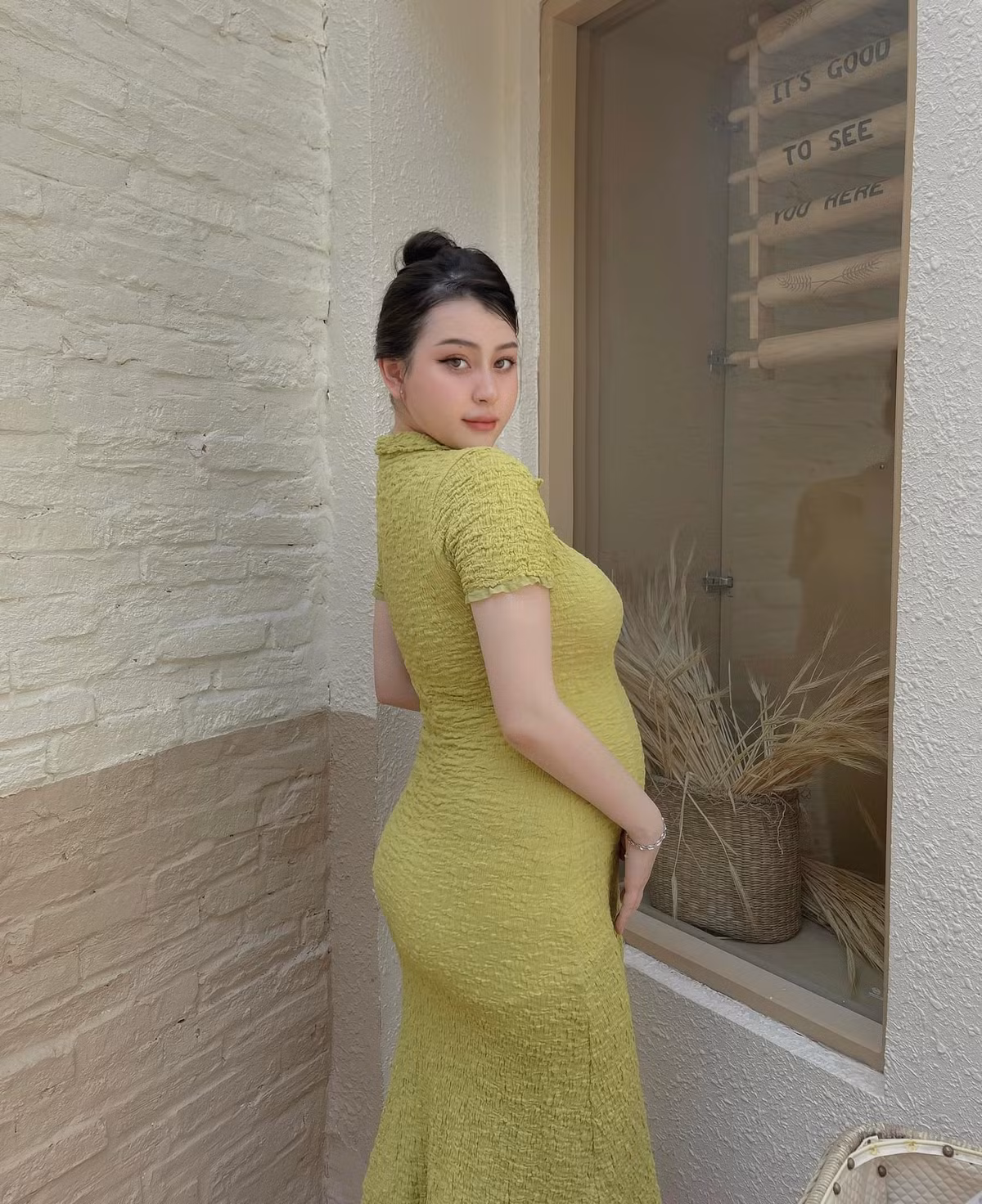 Trước đó, nàng hot girl này chưa từng công khai danh tính bạn trai. Việc Sunna bất ngờ công khai sắp làm mẹ khiến netizen đặt dấu hỏi lớn về danh tính của bố đứa trẻ.