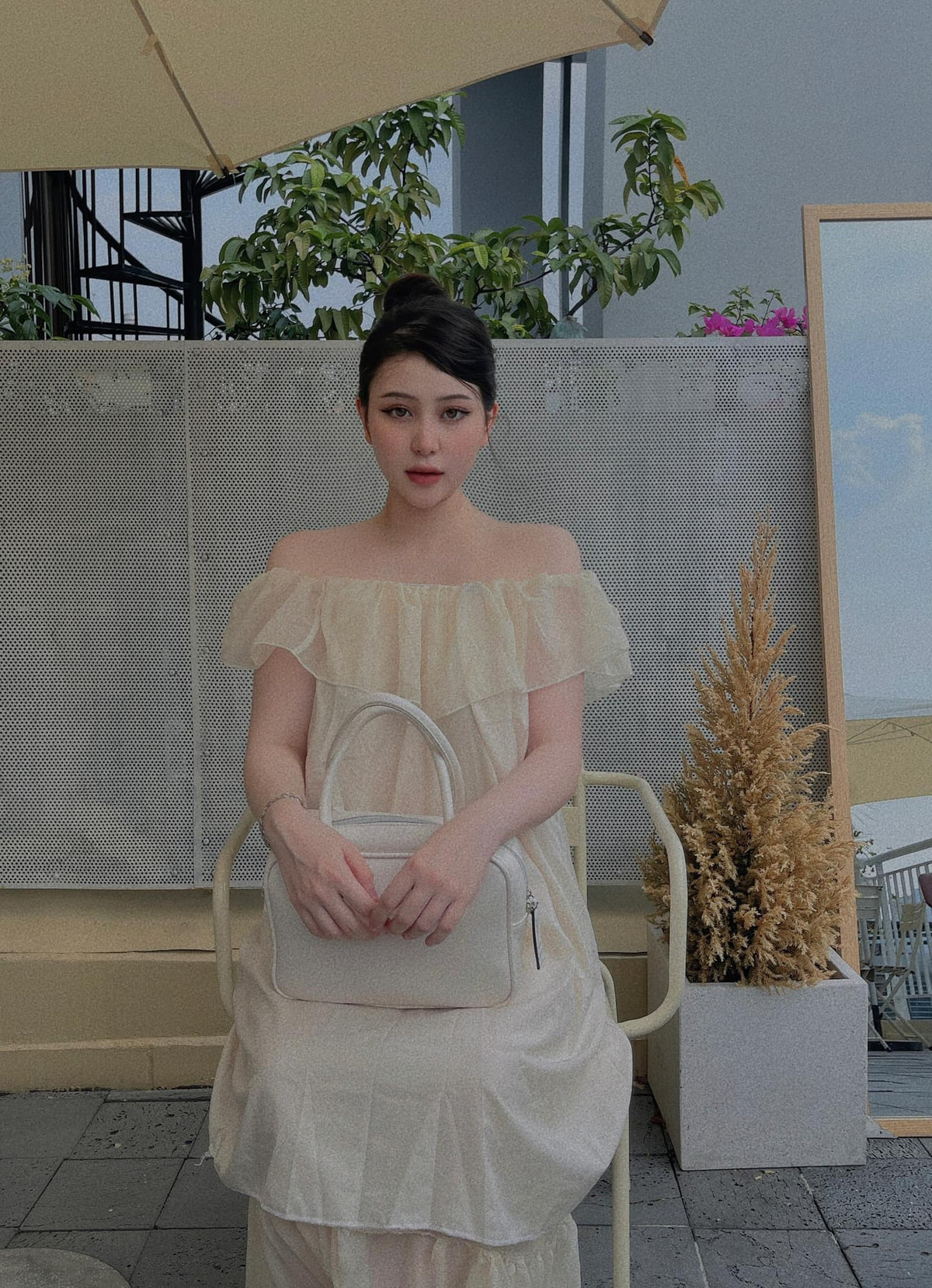 Bên cạnh đó, hot girl 10X này còn có vóc dáng hoàn hảo với 3 vòng siêu chuẩn.