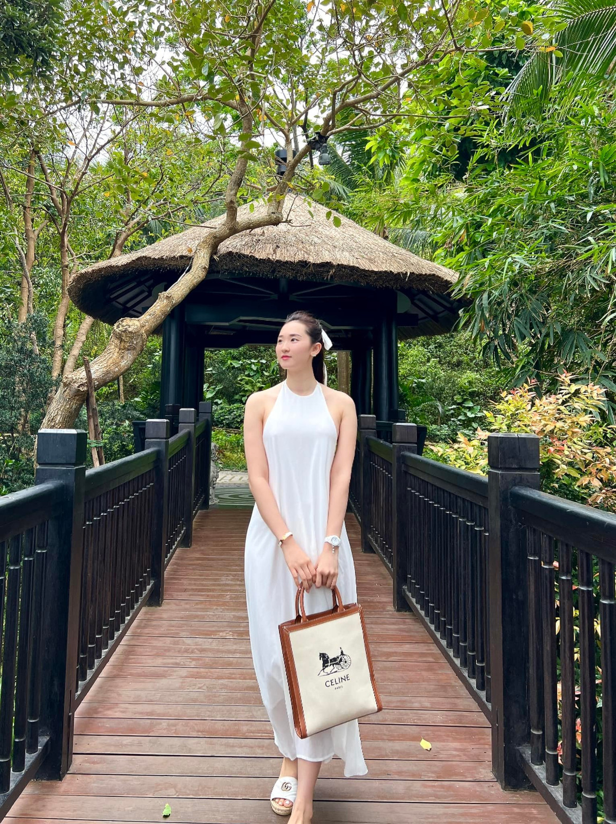 Ngoài nhan sắc, Phan Cẩm Chi còn gây ấn tượng khi ghi dấu trong nhiều cuộc thi sắc đẹp trong nước, để lại dấu ấn nhờ gương mặt thanh thoát cùng thân hình cân đối.