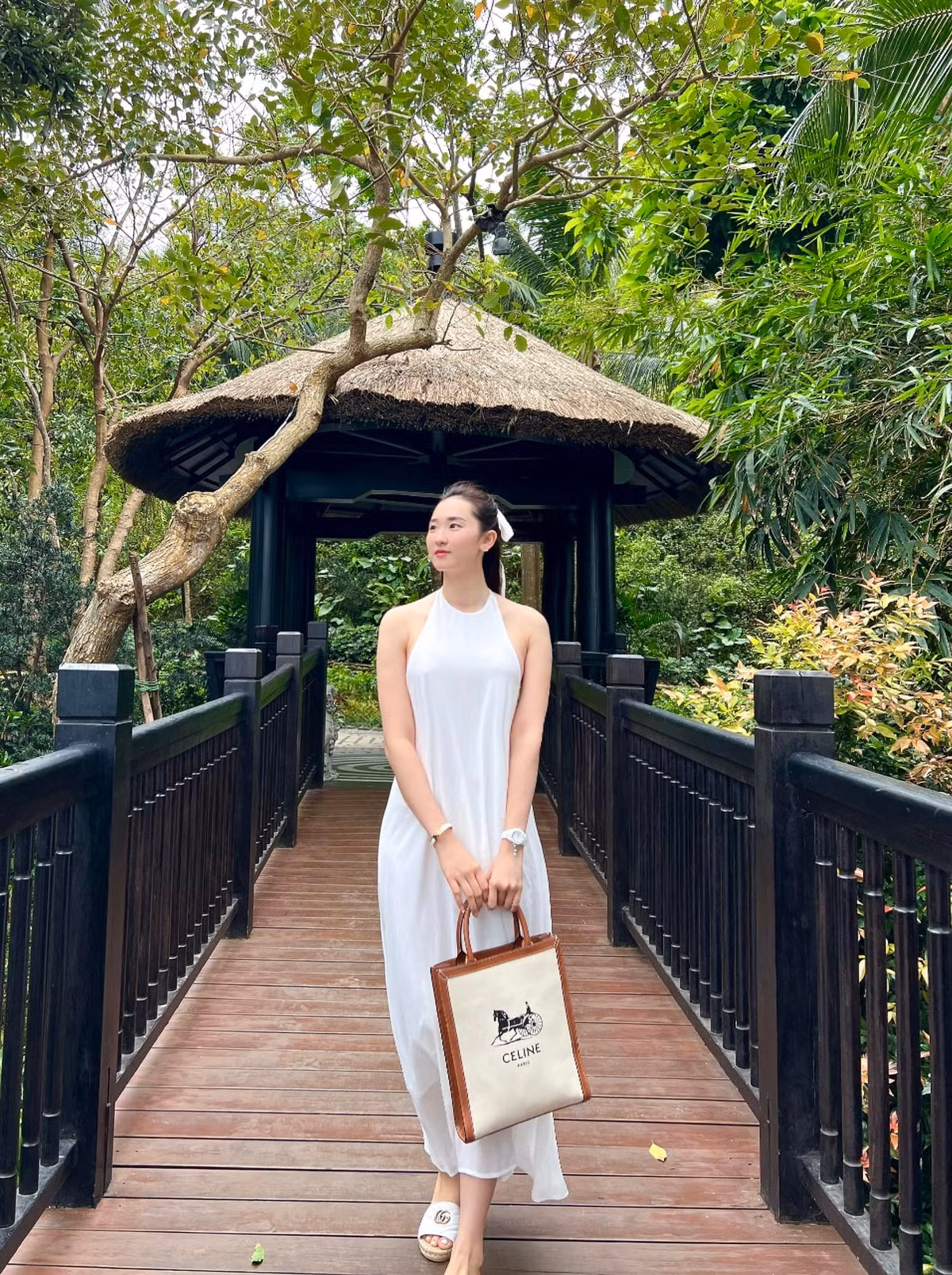 Ngoài nhan sắc, Phan Cẩm Chi còn gây ấn tượng khi ghi dấu trong nhiều cuộc thi sắc đẹp trong nước, để lại dấu ấn nhờ gương mặt thanh thoát cùng thân hình cân đối.