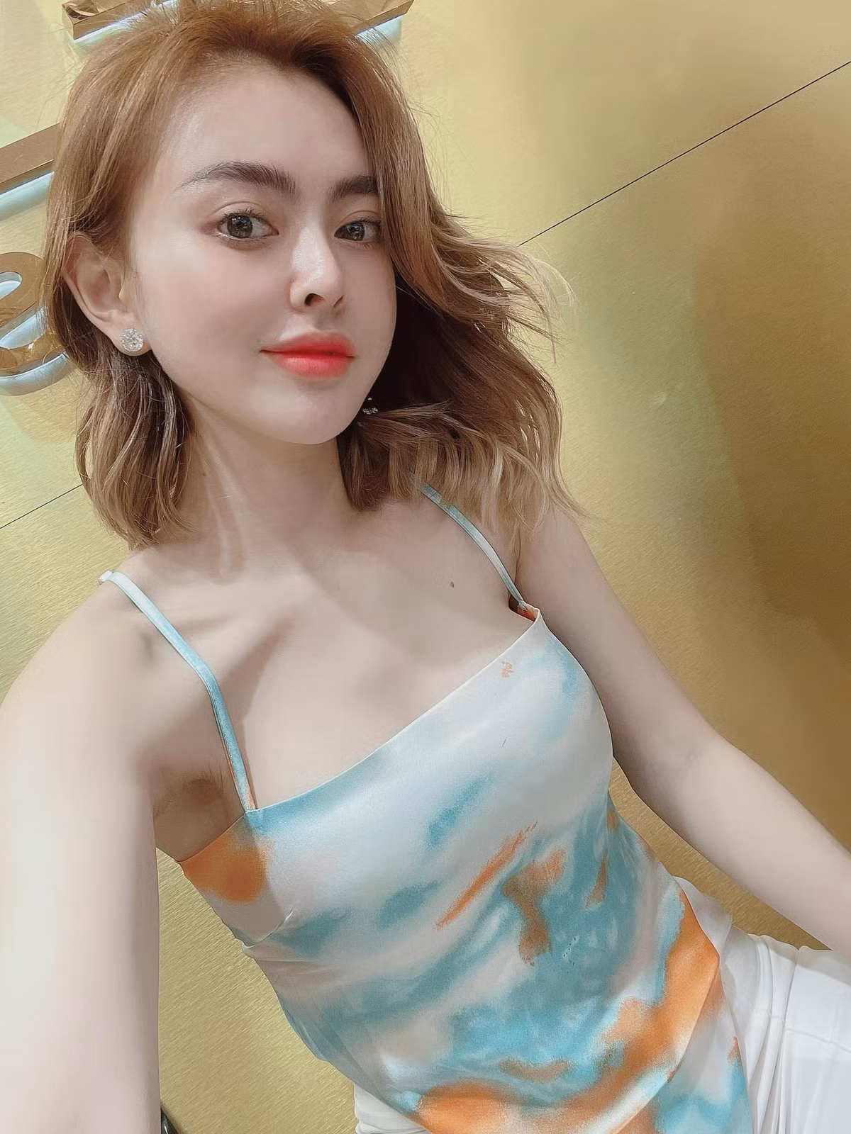 Khác nhau lớn nhất có lẽ là trong ảnh đã chỉnh sửa nước da của cô trắng bật tông hơn và gương mặt cũng có phần thon gọn hơn đôi chút mà thôi.