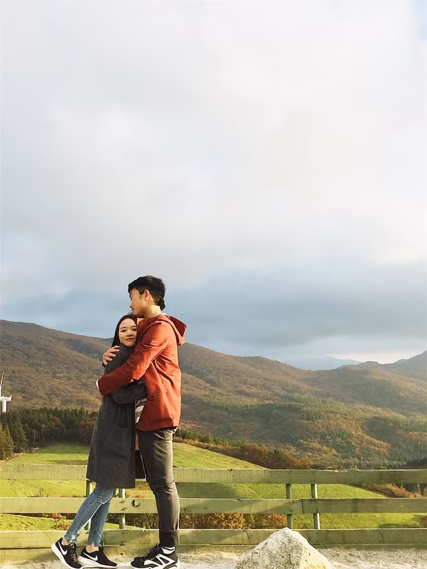 Trước khi đính hôn, Nhuệ Giang và Xuân Trường đã có 6 năm hẹn hò. Vợ của nam cầu thủ hơn anh 2 tuổi, từng là sinh viên trường Đại học RMIT và hiện đang công tác ở British University Vietnam.