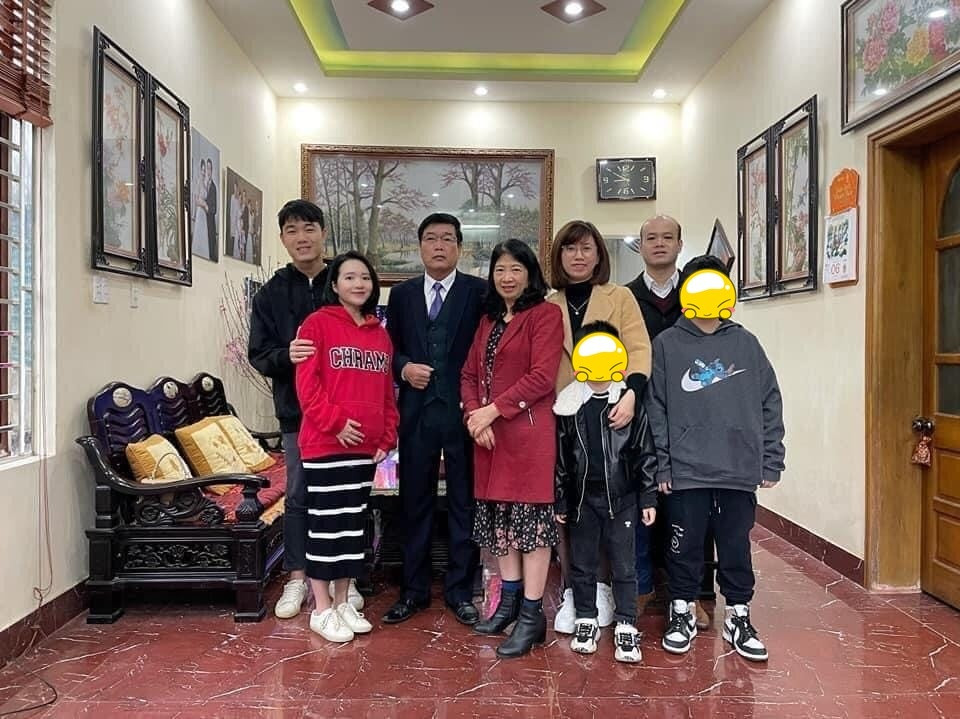 Ngoài hình ảnh diện áo dài Tết, cư dân mạng còn tìm ra bức ảnh khác mà Xuân Trường và bà xã chụp cùng đại gia đình. Lúc này, phần bụng của Nhuệ Giang còn lộ ra rõ hơn ngầm xác nhận thông tin mang thai con đầu lòng.