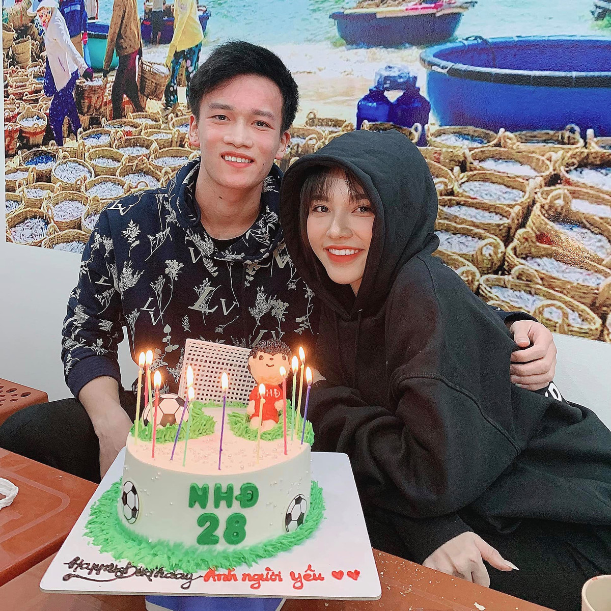 Cặp đôi yêu nhau đã lâu nhưng giữ kín chuyện tình cảm. Bởi vậy, họ tránh xa được sự soi mói không đáng có từ cộng đồng fan Việt.