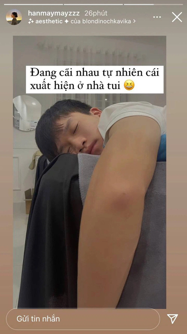 Mới đây, bạn gái Hoàng Đức đăng ảnh người yêu đang ngủ quên trên ghế, kể lại: "Đang cãi nhau tự nhiên cái xuất hiện ở nhà tui". Được biết, chàng cầu thủ đã bất chấp lịch trình dày đặc, bay từ Hà Nội vào Biên Hoà (Đồng Nai) để dỗ bạn gái đang giận dỗi vì cãi nhau.