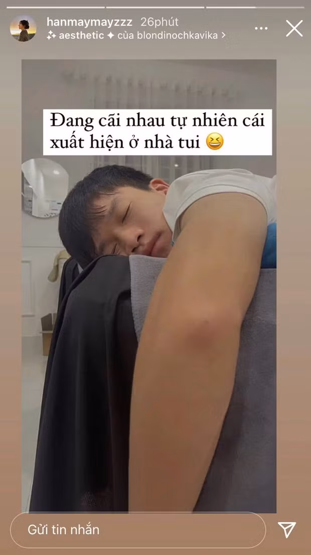 Mới đây, bạn gái Hoàng Đức đăng ảnh người yêu đang ngủ quên trên ghế, kể lại: "Đang cãi nhau tự nhiên cái xuất hiện ở nhà tui". Được biết, chàng cầu thủ đã bất chấp lịch trình dày đặc, bay từ Hà Nội vào Biên Hoà (Đồng Nai) để dỗ bạn gái đang giận dỗi vì cãi nhau.