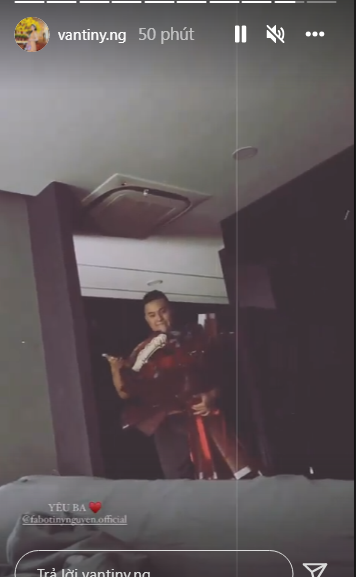 Con dâu ông trùm điện tử cũng không quên chia sẻ khoảnh khắc ông xã Fabo Nguyễn ôm bó hoa khá to tặng vợ ngày Valentine. Ảnh: Tổng hợp