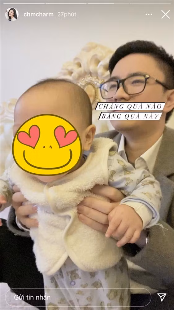 Đính kèm món quà, cựu hot girl còn chia sẻ khoảnh khắc chồng con và viết: "Chẳng quà nào bằng quà này".