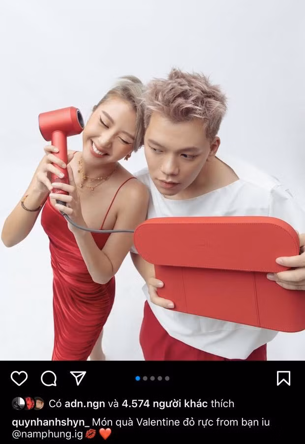 Quỳnh Anh Shyn và Nam Phùng thoải mái công khai chuyện quà cáp trong dịp đặc biệt.