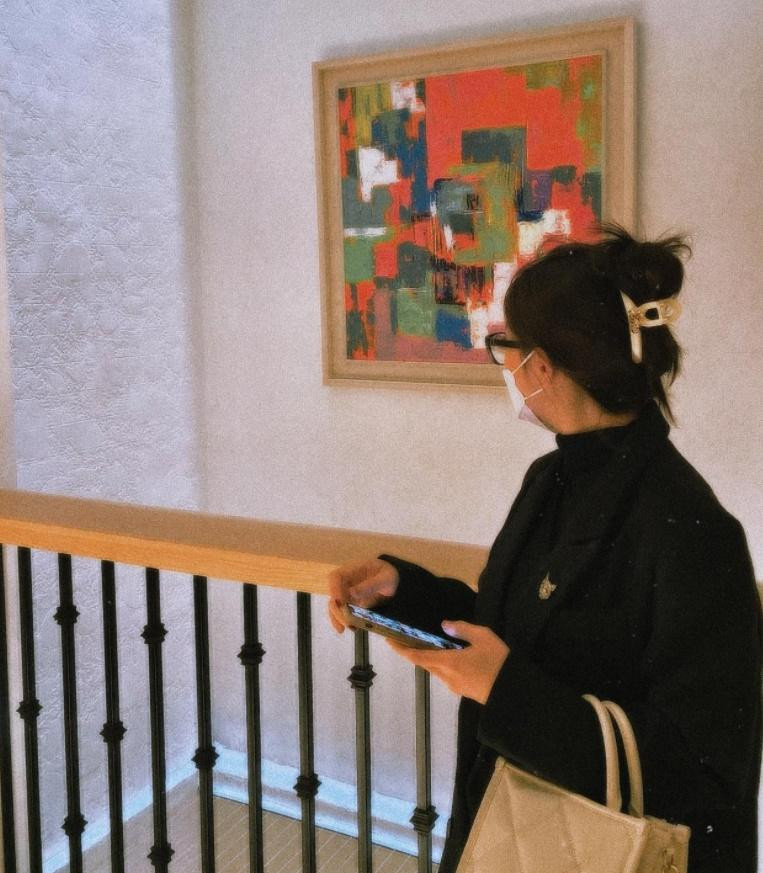 Dù không nói hết câu nhưng netizen cho rằng Nhật Lê đang muốn đề cập đến sự thay đổi của cơ thể, nhiều người còn đoán già đoán non cô đang bầu bí, vóc dáng thay đổi.