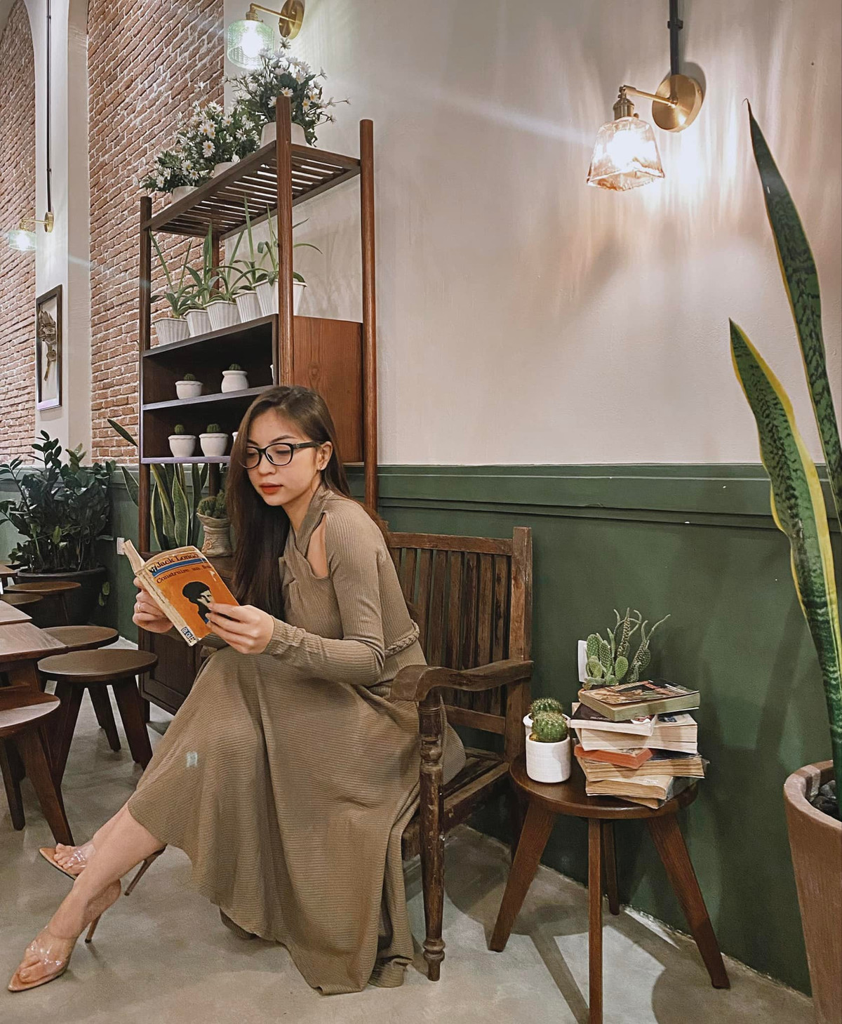 Những hình ảnh khoe vóc dáng thon gọn, nuột nà ngày nào cô thường đăng tải cũng thấy ít xuất hiện hơn.