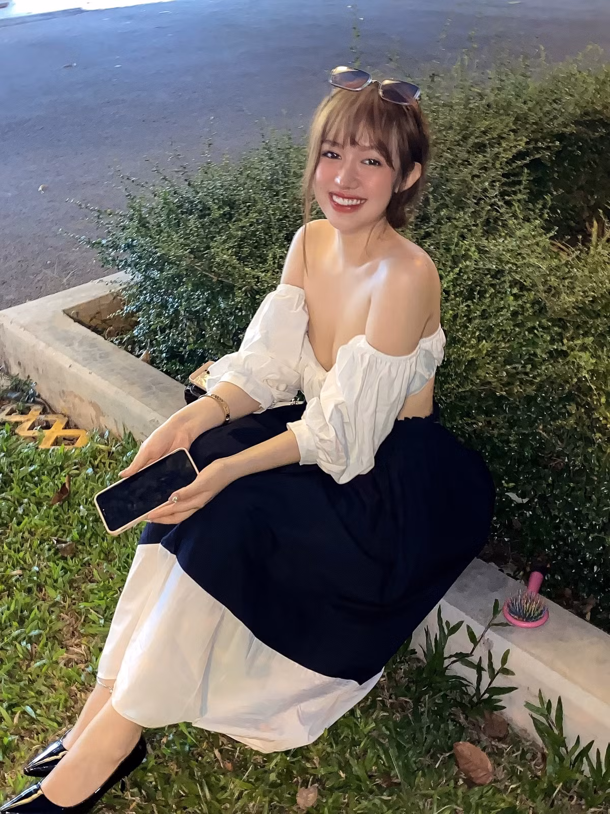 Nhờ nhan sắc “thăng hạng”, hot girl 9x Trúc Quỳnh được mời làm mẫu ảnh quảng cáo cho nhiều nhãn hàng.