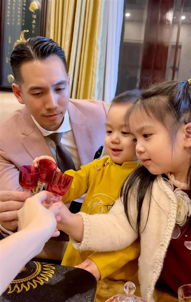 Nhìn qua có thể thấy, căn nhà vợ chồng Tú Linh đang sinh sống khá rộng rãi, bề thế.