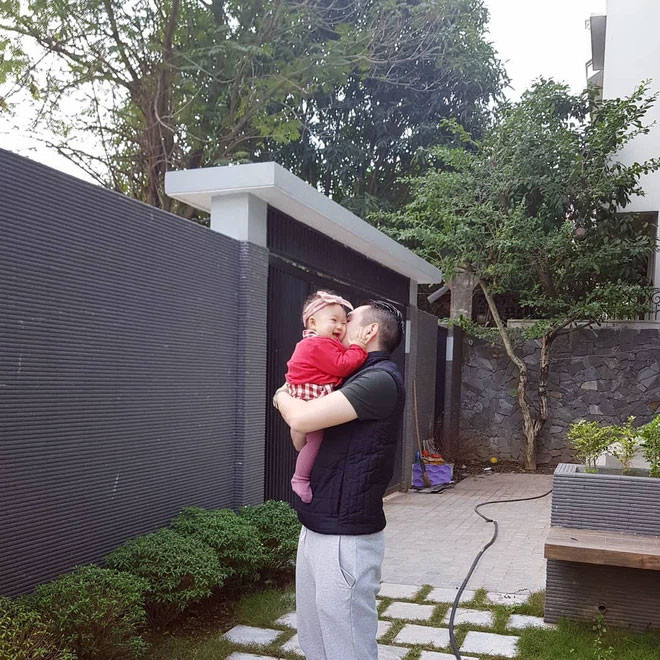 Sau gần 3 năm hạ sinh 2 bé thiên thần, Tú Linh được nhận xét còn nhuận sắc hơn cả thuở còn son.