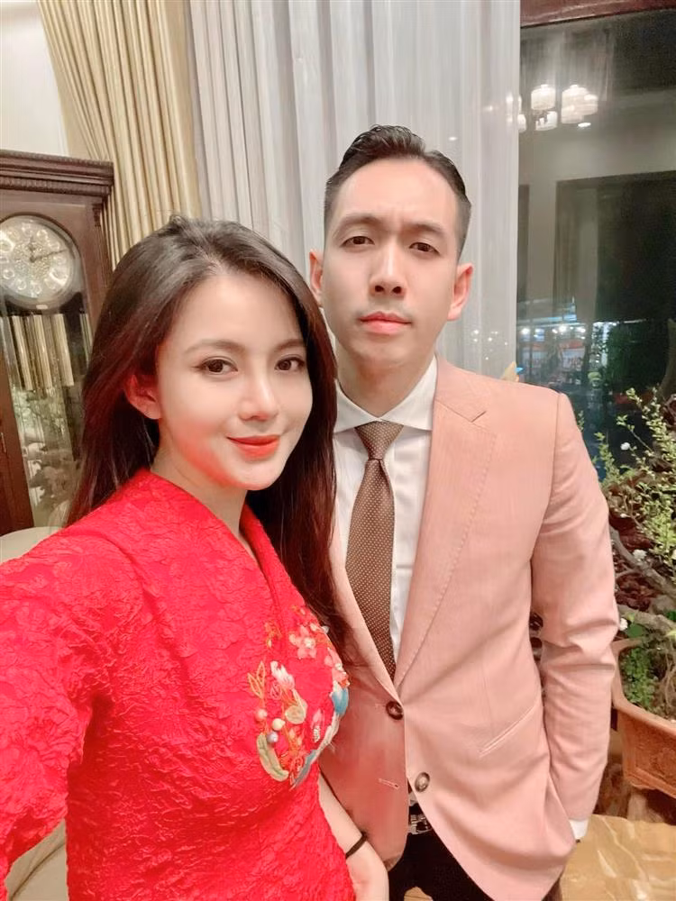 Trong một vài hình ảnh trước đó có thể thấy căn biệt thự của Tú Linh có khoảng sân rộng, thiết kế gọn gàng để có chỗ cho 2 thiên thần nhỏ của cô vui chơi.