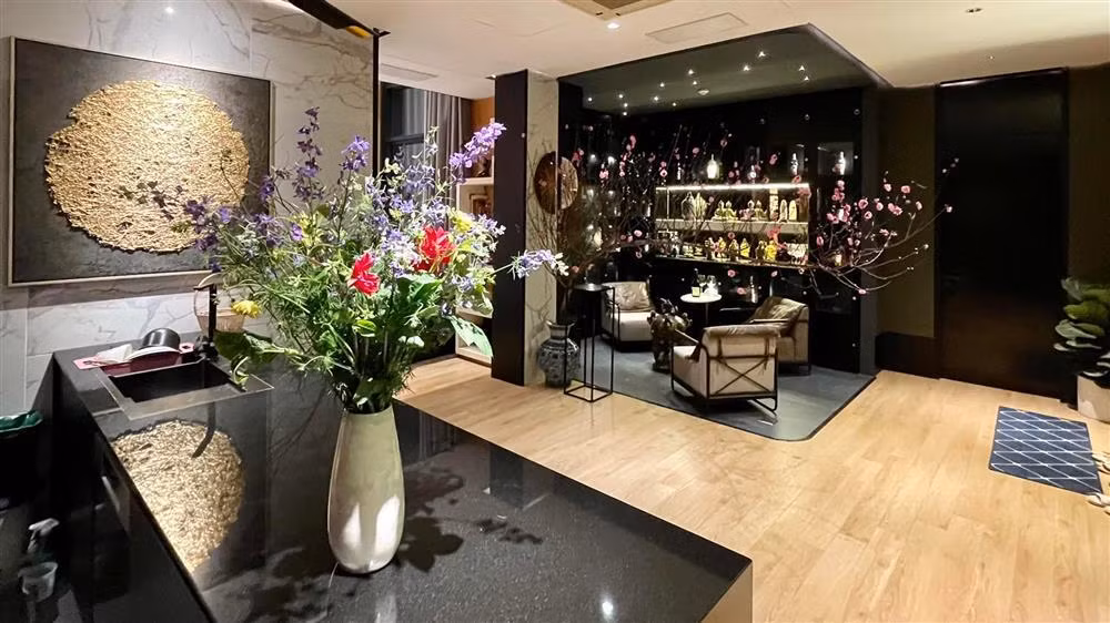 Nội thất trong nhà được thiết kế rất hiện đại, tinh tế, sử dụng tone màu đen làm chủ đạo góp phần mang lại sự sang trọng cho căn nhà.