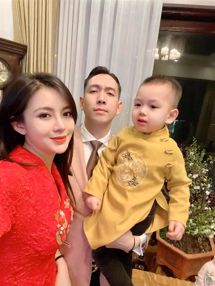 Trên Facebook mới đây, doanh nhân Long Hoàng - ông xã hot girl Tú Linh gây chú ý chia sẻ hình ảnh hiếm hoi bên vợ con. Nhân tiện anh còn thả vài chiếc ảnh hé lộ ngóc ngách về tư gia nhà mình.