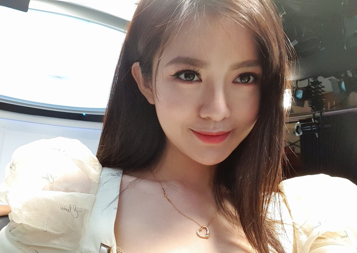 Được mệnh danh là " hot girl bóng đá", Tú Linh được biết đến khi tham gia bình luận trên truyền hình trận đấu M.U - Man City vào tháng 4/2015.