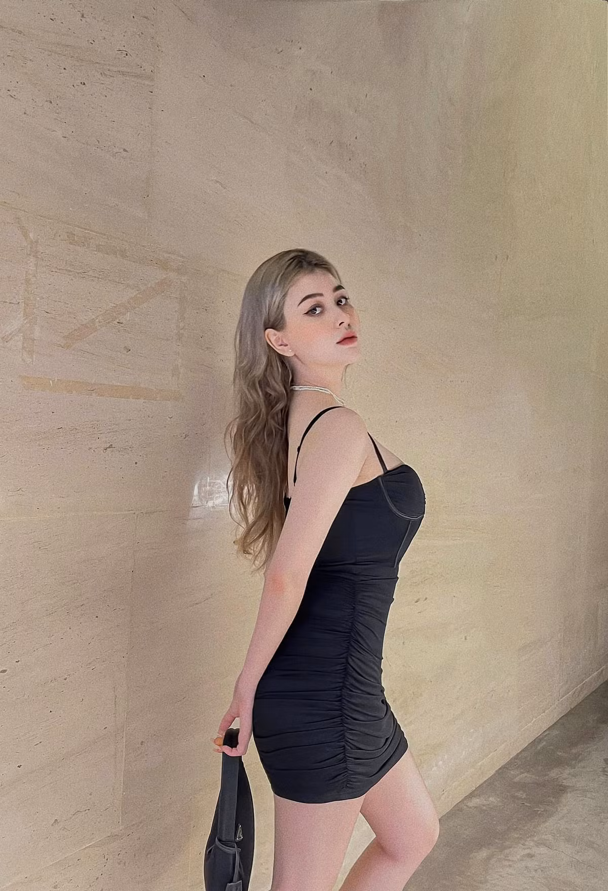 Nhờ vẻ đẹp nổi trội của mình cùng thân hình lớn trước tuổi, cô nàng dễ dàng nhập vai người lớn một cách dễ dàng.