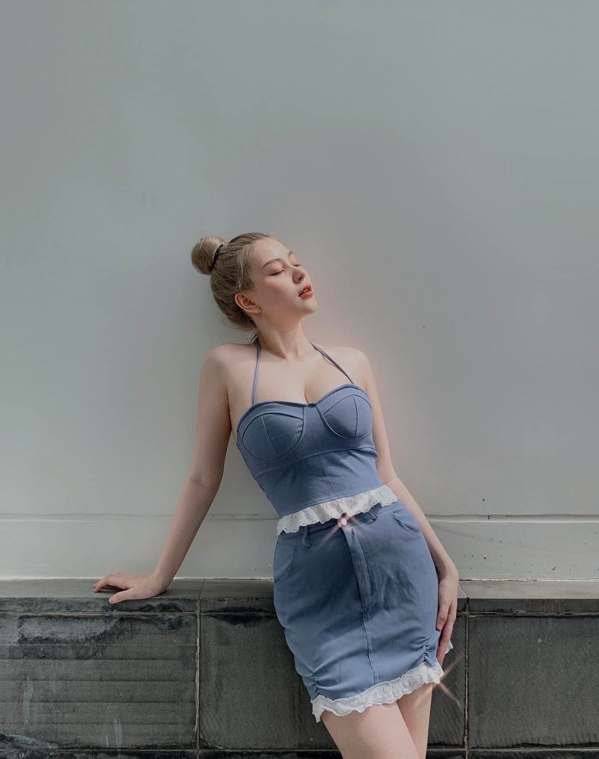 Không sở hữu thân hình mong manh, vòng eo con kiến đổi lại Sunna lại khiến mọi người khó có thể rời mắt bởi ngoại hình có phần tròn trịa, mũm mĩm của mình,