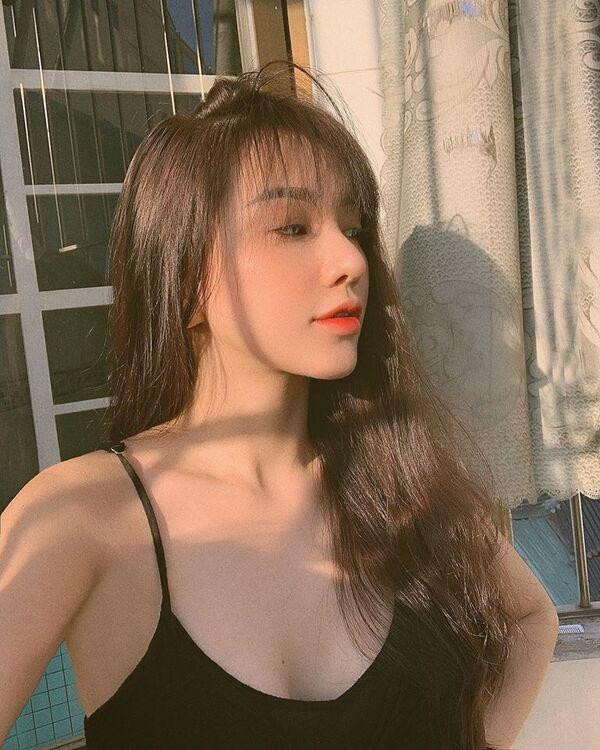 Người đẹp 9X luôn là hậu phương vững chắc và không bỏ lỡ một giây phút thi đấu nào của bạn trai.