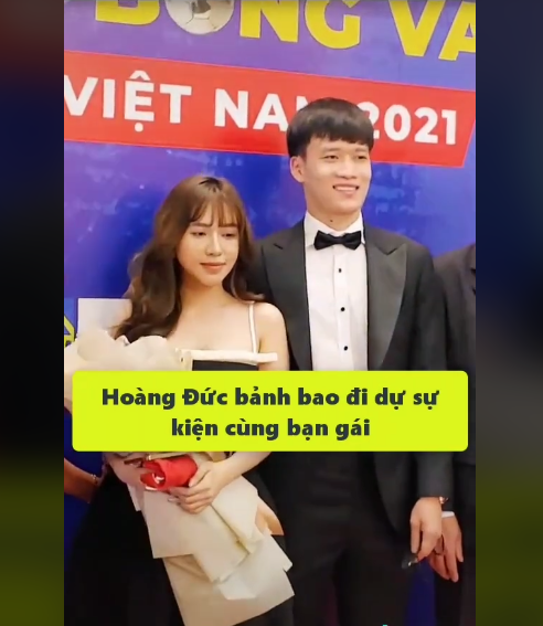 Cùng Hoàng Đức dự Gala trao giải Quả bóng vàng là cô bạn gái hot girl Gia Hân, dù chỉ lên sóng một vài khoảnh khắc thế nhưng cô nhanh chóng gây sức hút với nhiều người.