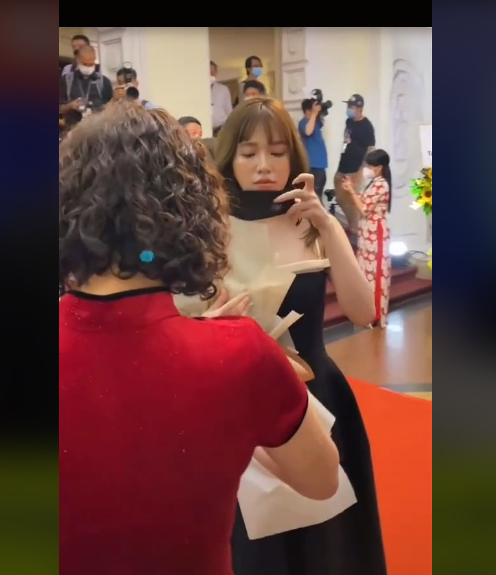 Xuất hiện tại một sự kiện quan trọng của bạn trai, bạn gái Hoàng Đức diện chiếc đầm đen tôn dáng. Nhan sắc cô làm bao người xuýt xoa.