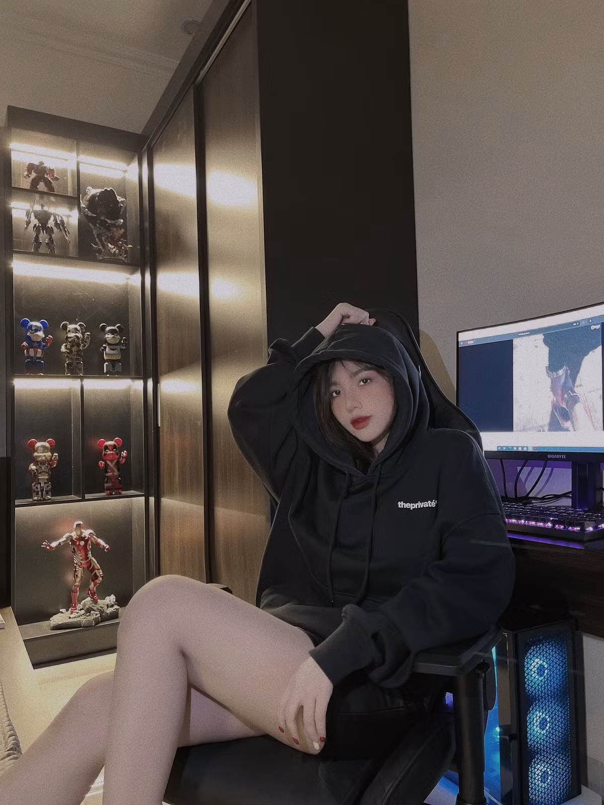 Nếu như Hoàng Đức được biết đến là "nam thần" của tuyển Việt Nam thì bạn gái cũng là hot girl có tiếng trên mạng xã hội.