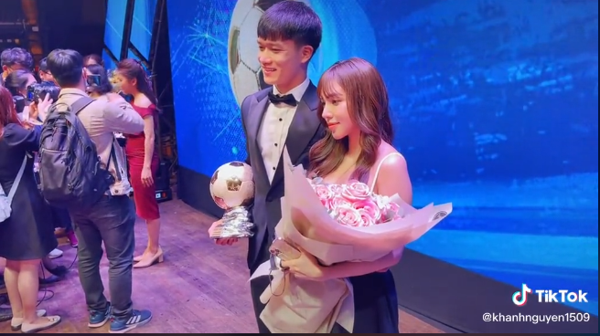 Ngoài bạn gái, Hoàng Đức còn có bố mẹ đến tham dự lễ trao giải Quả bóng vàng Việt Nam 2021.