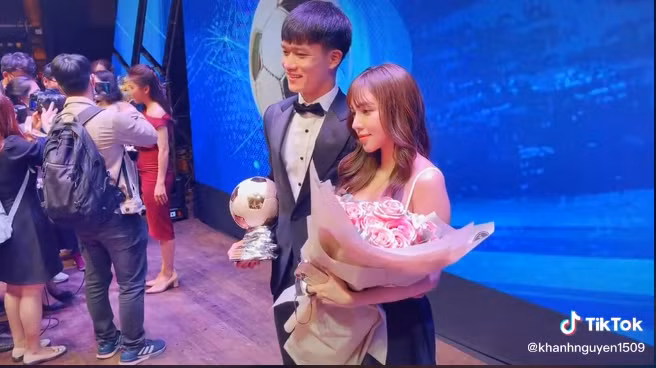 Ngoài bạn gái, Hoàng Đức còn có bố mẹ đến tham dự lễ trao giải Quả bóng vàng Việt Nam 2021.