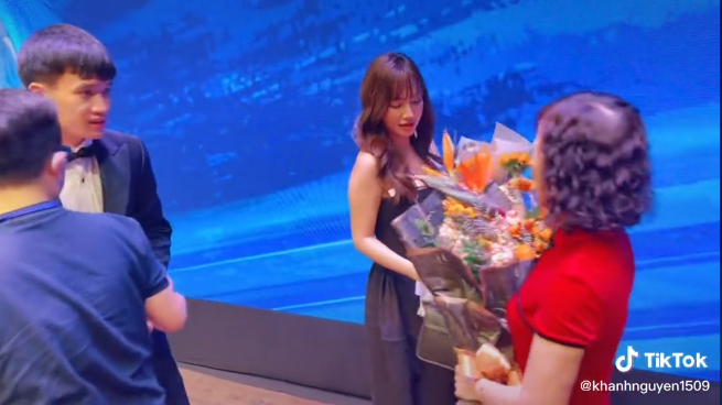 Dù có 4 năm yêu nhau, nhưng Hoàng Đức và Gia Hân khá kín tiếng trong chuyện tình cảm. Mỗi lần tiền vệ tuyển Việt Nam thi đấu ở Mỹ Đình, Gia Hân luôn có mặt tiếp sức cho bạn trai.