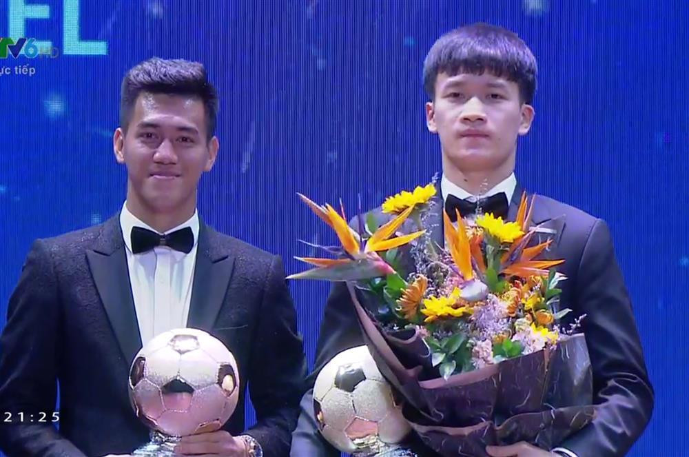 Chiếc cúp Quả Bóng Vàng 2021 là phần thưởng xứng đáng của cầu thủ người Hải Dương đóng góp, cống hiến cho CLB và đặc biệt là tuyển Việt Nam trong năm vừa qua.