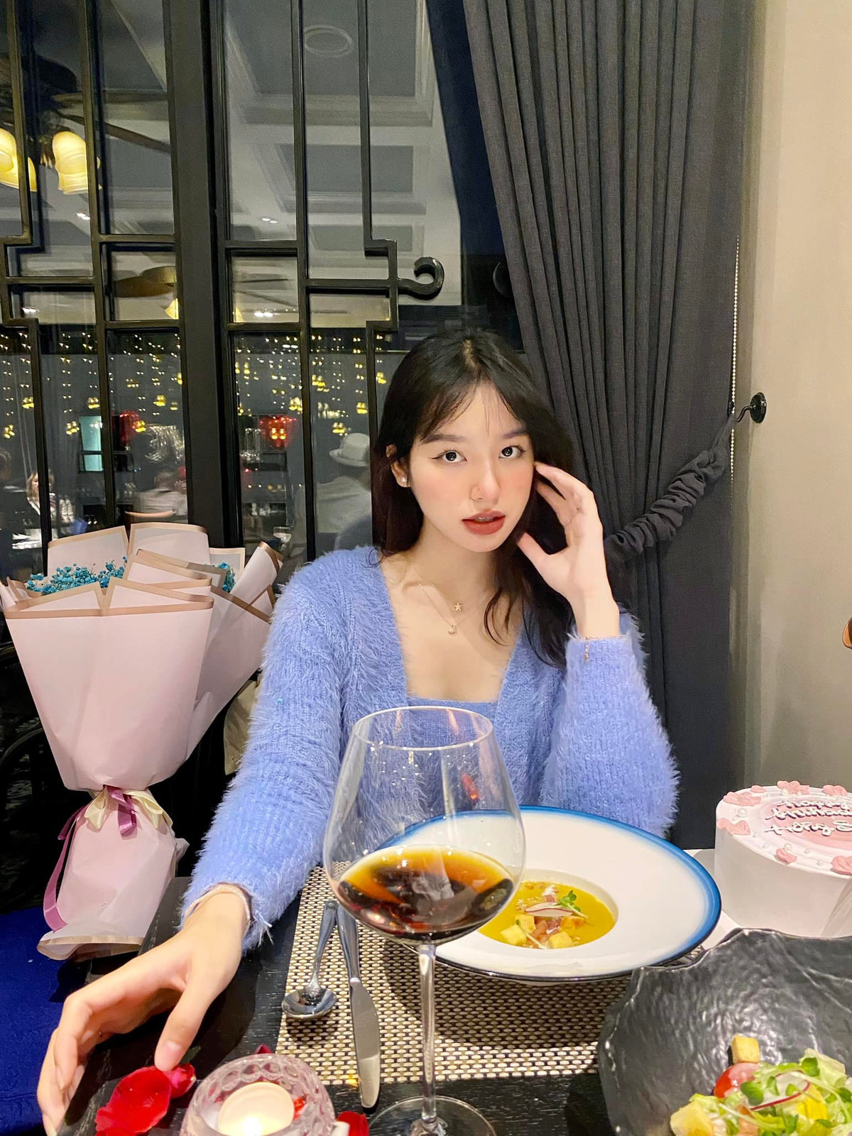 Gái xinh 2K sở hữu ngoại hình nổi bật với sống mũi thẳng, đôi mắt sắc sảo cùng đôi môi căng mọng.